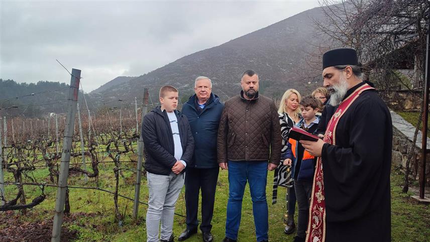 ТРЕБИЊЕ, 14. ФЕБРУАРА /СРНА/ - Подрум и винарија "Вукоје" из Требиња данас су обиљежили Светог Трифуна - заштитника виноградара и винара, као и почетак резидбе у Царским виноградима у Ушћу код Требиња, најзначајнијем локалитету за аутохтону сорту жилавку.