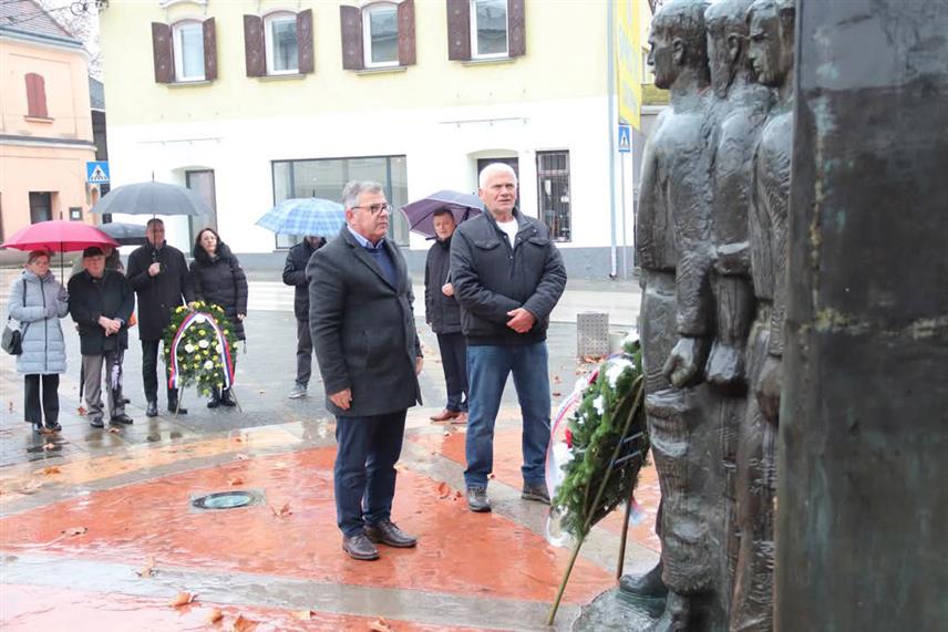 ДЕРВЕНТА, 14. ФЕБРУАРА /СРНА/ - У Дервенти су данас положени вијенци код централног спомен-обиљежја погинулим борцима Војске Републике Српске поводом Дана бораца Одбрамбено-отаџбинског рата, те Дана државности Републике Српске и Дана државности Србије - Сретења.