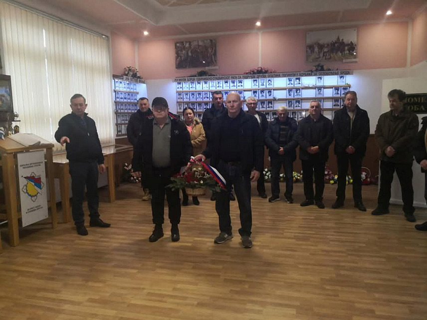 БРОД, 14. ФЕБРУАРА/СРНА/- Дан бораца Одбрамбено-отаџбинског рата и 221 година од подизања Првог српског устанка у Броду су обиљежени одавањем почасти погинулим борцима Војске Републике Српске и полагањем цвијећа у Спомен-соби.