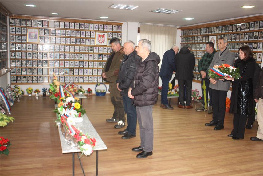 МОДРИЧА, 14. ФЕБРУАРА /СРНА/ - У Модричи је служен парастос и положени вијенци на централни споменик и у Спомен-соби 710 бораца погинулих у Одбрамбено-отаџбинском рату, поводом Дана Борачке организације Републике Српске и Дана Првог српског устанка.