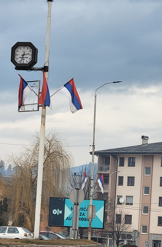 ПАЛЕ, 14. ФЕБРУАРА /СРНА/ - Улице Пала окићене су српским заставама поводом Дана државности Србије и Дана државности Републике Српске, Сретења Господњег.