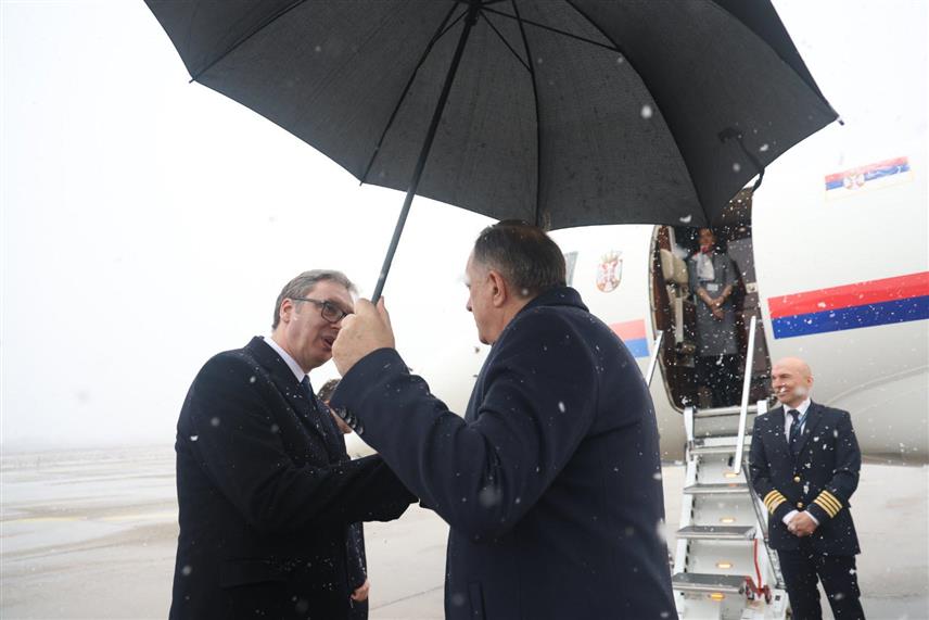 БАЊАЛУКА, 14. ФЕБРУАРА /СРНА/ - Предсједник Републике Српске Милорад Додик испратио је данас са Међународног аеродрома Бањалука предсједника Србије Александра Вучића, који је боравио у дводневној посјети Српској поводом прославе Сретења, Дана државности Републике Србије и Дана државности Републике Српске. /Фото - Борислав Здриња/