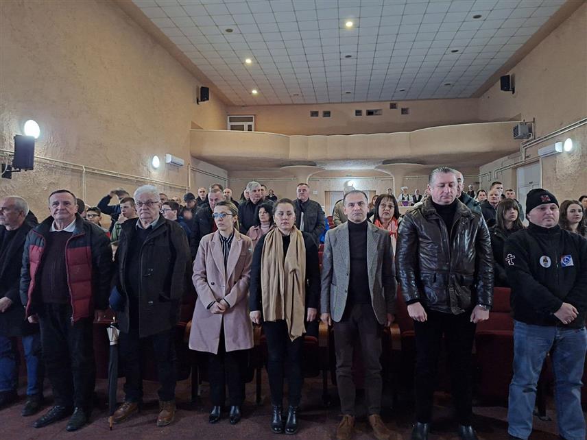 ШАМАЦ, 14. ФЕБРУАРА /СРНА/ - Свечана академија у Шамцу поводом Дана бораца је у организацији Општинске борачке организације Шамац, а предтходно су положени вијенци код централног споменика у знак сјећања на 497 бораца Војске Републике Српске са овог подручја, погинулих у протеклом Одбрамбено-отаџбинском рату.