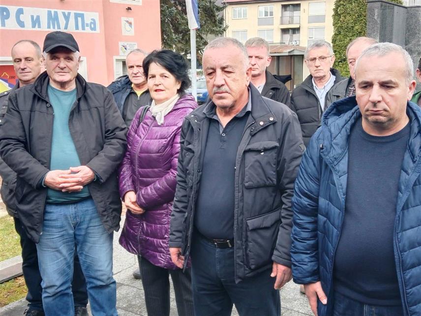 ШИПОВО, 14. ФЕБРУАРА /СРНА/ - У општини Шипово данас је, полагањем цвијећа код централног споменика на Тргу патријарха Павла за 101 погинулог борца из ове општине у Одбрамбено-отаџбинском рату, обиљежен Дан бораца Војске Републике Српске.