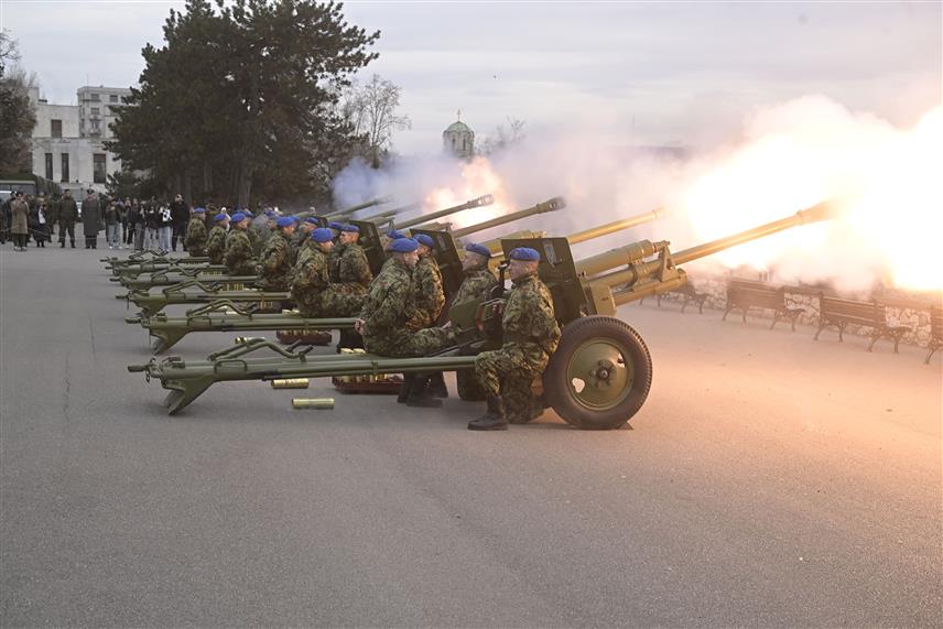 БЕОГРАД, 14. ФЕБРУАРА /СРНА/ - Припадници Гарде Војске Србије истовремено су данас извршили почасну артиљеријску паљбу у Београду, Новом Саду, Нишу и Крагујевцу по наређењу предсједника Републике и врховног команданта Војске Србије Александра Вучића, а поводом обиљежавања 15. фебруара - Дана државности.