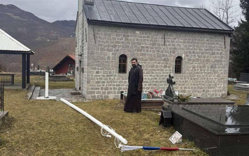 ПОДГОРИЦА, 14. ФЕБРУАРА /СРНА/ - Епархија будимљанско-никшићка саопштила је да је данас у порти храма у мјесту Поље, Црквена општина Мојковац, трећи пут оскрнављена црквена застава, те позива органе реда да се додатно ангажују, а починиоце овог недјела у продуженом трајању напокон идентификују и санкционишу у складу са законом.