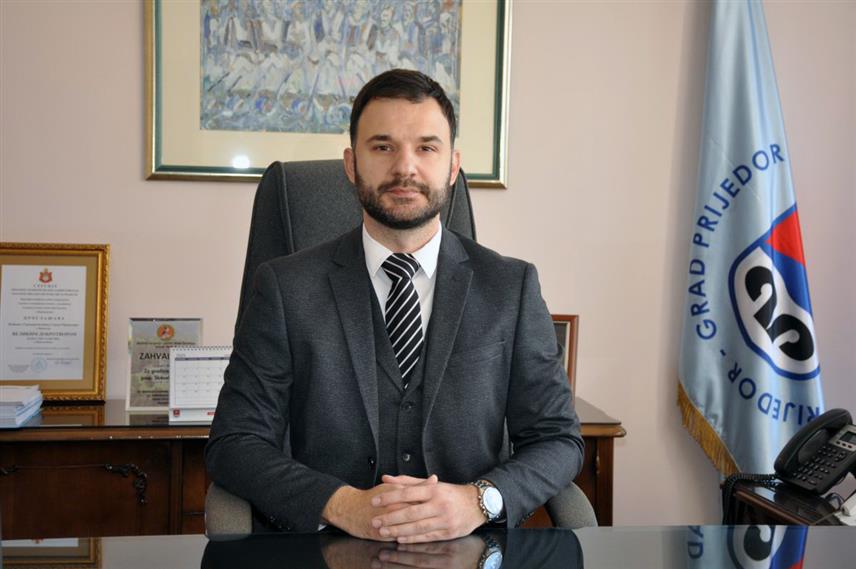 ПРИЈЕДОР, 15. ФЕБРУАРА /СРНА/ - Градоначелник Приједора Слободан Јавор честитао је Дан државности - Сретење Србима са обје стране ријеке Дрине са жељом да продубљују нераскидиве везе и тако јачају саборност.