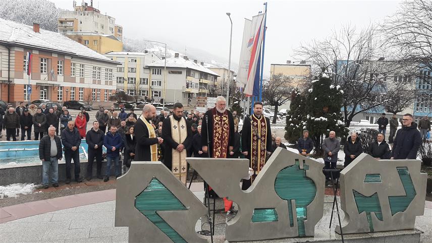 ФОЧА, 15. ФЕБРУАРА /СРНА/ - Поводом Дана бораца Одбрамбено-отаџбинског рата и и Дана државности Републике Српске - Сретења испред Централног споменика на Тргу српских бораца у Фочи служен је парастос погинулим борцима и цивилима.