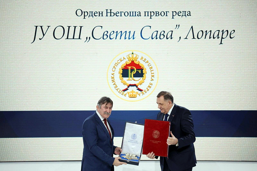 БАЊАЛУКА, 15. ФЕБРУАРА /СРНА/ - Предсједник Републике Српске Милорад Додик додијелио је ОШ "Свети Сава"из Лопара Орден Његоша првог реда поводом 175 година од почетка школства на Мајевици.