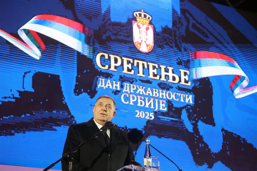 СРЕМСКА МИТРОВИЦА, 15. ФЕБРУАРА /СРНА/ - Предсједник Републике Српске Милорад Додик поручио је вечерас у Сремској Митровици на скупу "Срешћемо се на Сретење" да Срби из Српске желе да буду Србија. /ФОТО: Борислав Здриња/