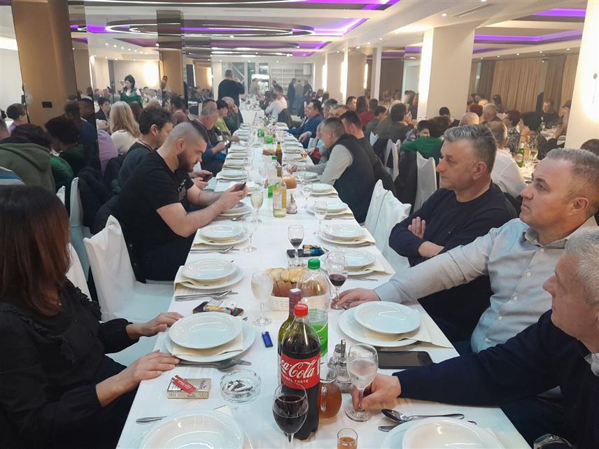 МРКОЊИЋ ГРАД, 15. ФЕБРУАРА /СРНА/ - Ловачко удружење "Лисина" из Мркоњић Града организовало је вечерас ловачко вече којем је присуствовало око 300 гостију, међу којима и представници Министарства пољопривреде, шумарства и водопривреде Републике Српске.