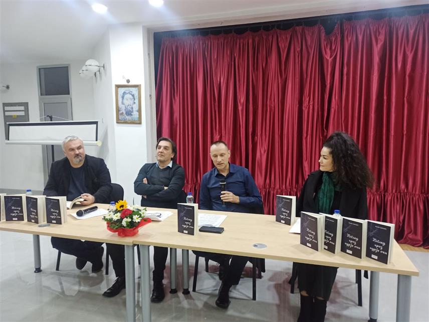 ЗВОРНИК, 15. ФЕБРУАРА /СРНА/ - У Зворнику је вечерас представљена књига "Поглед кроз курије очи", аутора Младена Марковића из Зворника.