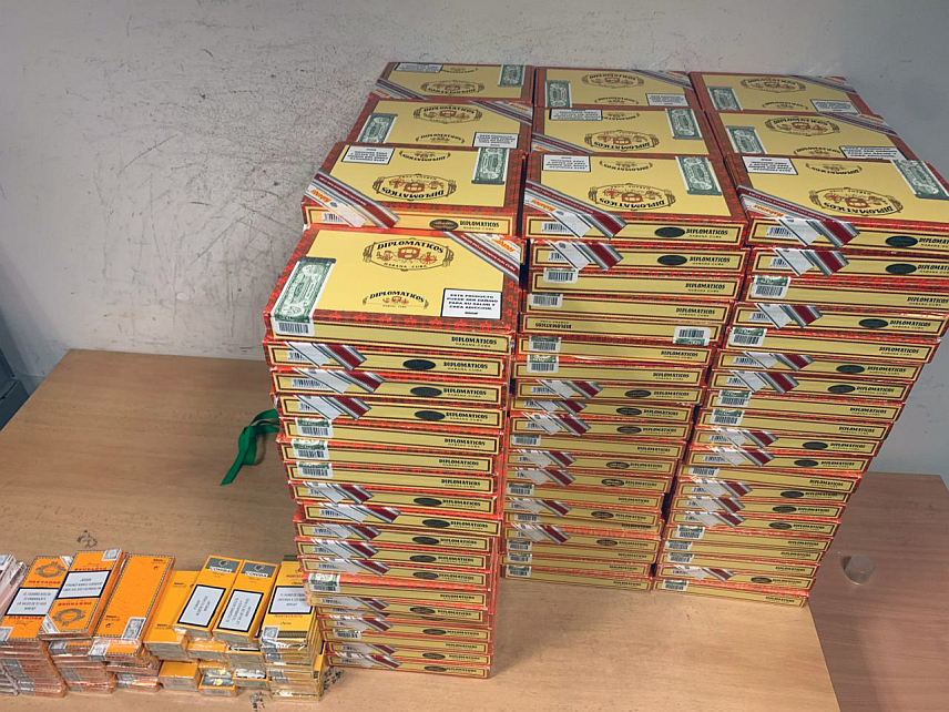 ПОДГОРИЦА, 15. ФЕБРУАРА /СРНА/ - Службеници црногорске Управе царина заплијенили су на Аеродрому Подгорица, на улазу у земљу, од држављанина Србије већу количину скупоцјених цигарета - томпуса, чија се тржишна вриједност процјењује на 95.000 евра, саопштила је Управа полиције Црне Горе.