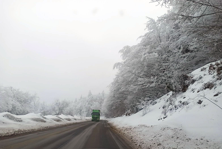 ЗВОРНИК, 15. ФЕБРУАРА /СРНА/ - Сви магистрални и регионални путеви на подручју регије Бирач су проходни, али је због снијега отежан саобраћај на превојима Хан Поглед, Црни Врх и Каштељ код Шековића, саопштено је данас из предузећа "Зворникпутеви".