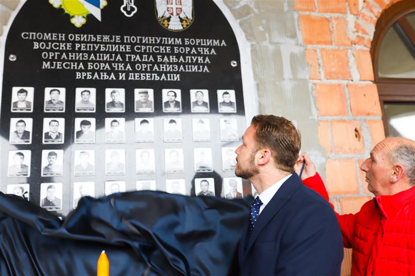 БАЊАЛУКА, 16. ФЕБРУАРА /СРНА/ - У порти Цркве Светог свештеномученика Платона у бањалучком насељу Врбања данас је откривено спомен-обиљежја за 53 борца са подручја мјесних заједница Врбања, Дебељак и Зелени Вир који су погинули у протеклом Одбрамбено-отаџбинском рату.