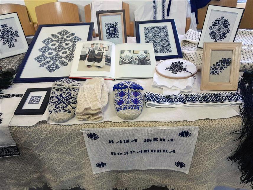 МРКОЊИЋ ГРАД, 16. ФЕБРУАРА /СРНА/ - Коло српских сестара "Блага Марија" из Ораховљана код Мркоњић Града организовало је вечерас 11. изложбу рукотворина "Змијањска покрстица" о Тривундану која је окупила велики број учесника и гостију из ове и сусједних општина.