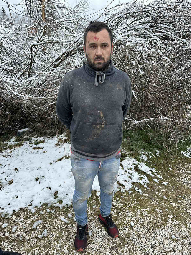 БАЊАЛУКА, 17. ФЕБРУАРА /СРНА/ - Осумњичени за двоструко убиство у Калесији Емир Селимовић /38/, за којим је трагано пет дана, крио се шуми у околини Прњавора.