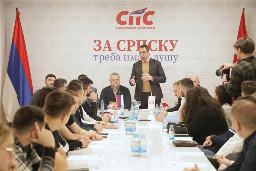 БАЊАЛУКА, 17. ФЕБРУАРА /СРНА/ - Предсједник Социјалистичке партије Српске /СПС/ Горан Селак присуствовао је вечерас састанку Форума младих СПС-а Бањалука.	