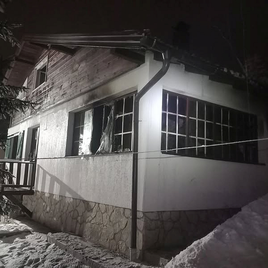 ПАЛЕ, 17. ФЕБРУАРА /СРНА/ - У пожару који је избио у објекту у насељу Дворишта на Јахорини причињена је велика материјална штета, а повријеђених није било.