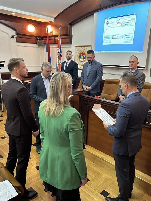 БАЊАЛУКА, 18. ФЕБРУАРА /СРНА/ - Сједница Скупштине града Бањалука почела је полагањем заклетве одборника Независног покрета "Својим путем" Игора Радојичића, с обзиром на то да није присуствовао конститутивној сједници 30. јануара.