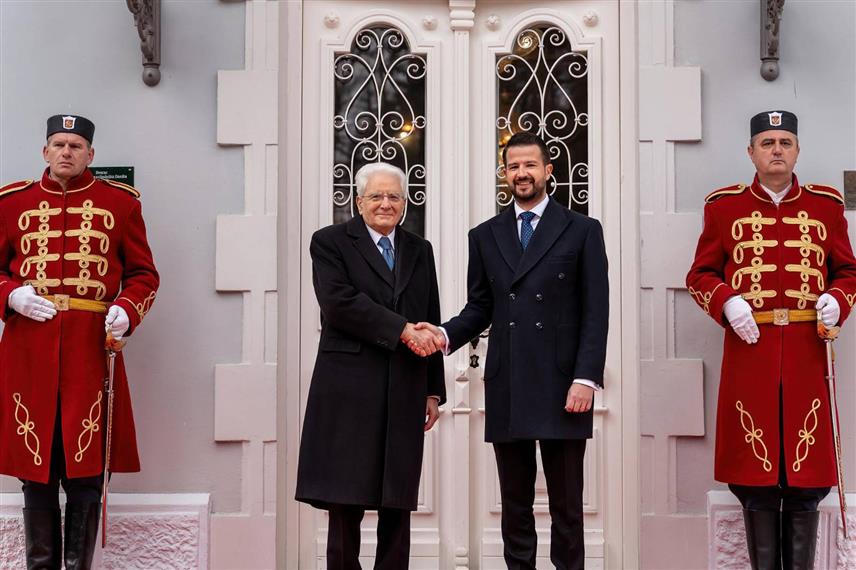 ПОДГОРИЦА, 18. ФЕБРУАРА /СРНА/ - Предсједник Италије Серђо Матарела уручио је данас предсједнику Црне Горе Јакову Милатовићу највеће државно одликовање Италије Орден великог крста за заслуге, док је Милатовић италијанском предсједнику уручио Орден Црне Горе на ленти.