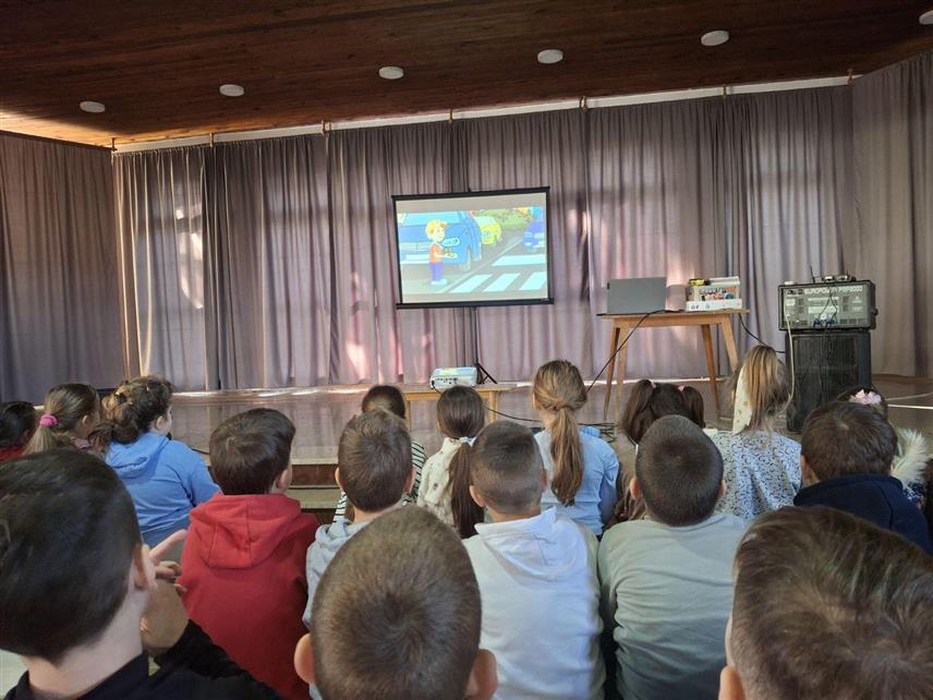 КОЗАРСКА ДУБИЦА, 18. ФЕБРУАРА /СРНА/ - У Основној школи "Свети Сава" У Козарској Дубици данас је одржано предавање најмлађим основцима о правилима безбједног учешћа у саобраћају, у оквиру акције "Буди видљив, не буди фигура".