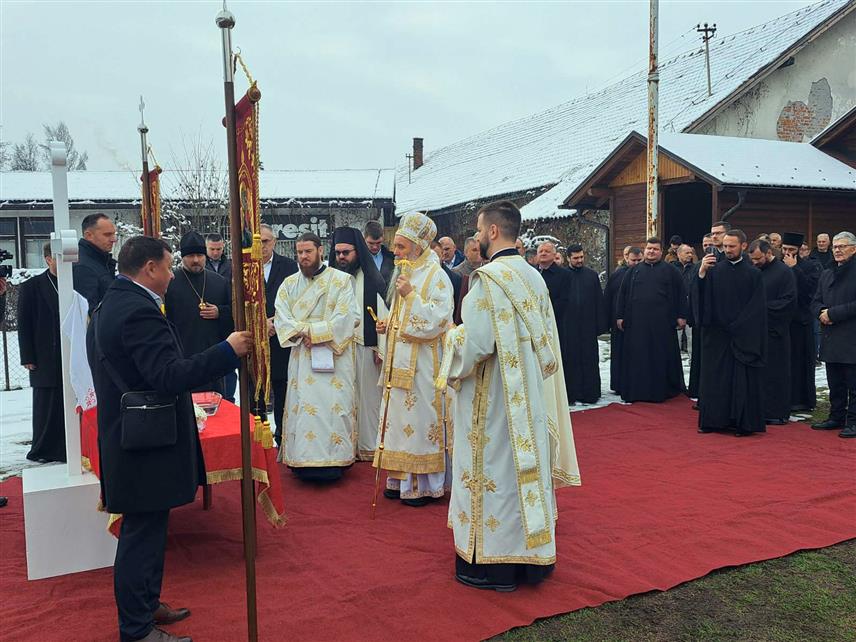 ТЕСЛИЋ, 18. ФЕБРУАРА /СРНА/ - Његово високопреосвештенство митрополит зворничко-тузлански Фотије освештао је данас почетак изградње парохијског дома посвећеног краљу Драгутину, који се гради у порти Спомен-храма Пресвете Тројице у Теслићу.