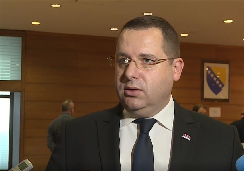 САРАЈЕВО, 18. ФЕБРУАРА /СРНА/ - Каква год била пресуда предсједнику Републике Српске Милораду Додику, она ће бити срамна, јер до ње никада није смјело ни да дође, а једино што може да буде у складу са правом и праведно јесте да се од тог процеса док још има времена - одустане, изјавио је делегат Клуба српског народа у Дому народа Парламентарне скупштине БиХ Радован Ковачевић.