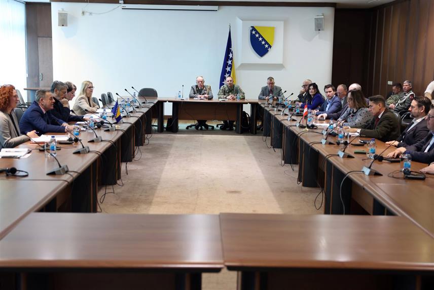 САРАЈЕВО, 18. ФЕБРУАРА /СРНА/ - Предсједавајући Заједничке комисије за одбрану и безбједност БиХ Јасмин Имамовић и парламентарни војни повјереник БиХ Бошко Шиљеговић одржали су данас састанак са члановима Делегације Парламентарне комисије за Савезну војску Аустрије.