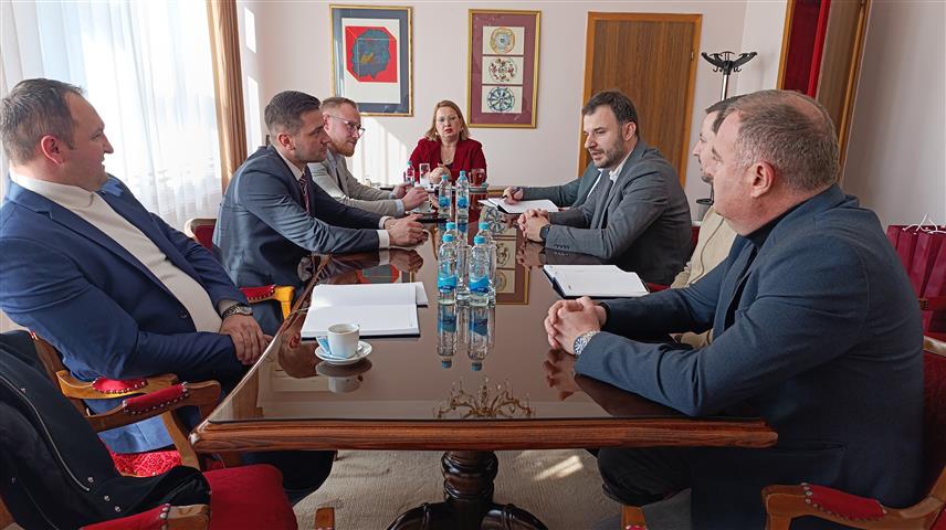 ПРИЈЕДОР, 18. ФЕБРУАРА /СРНА/ - Градоначелник Приједора Слободан Јавор разговарао је данас са начелником општине Сански Мост Менсуром Сеферовићем.