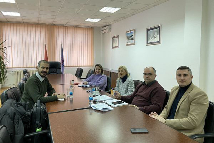 ПАЛЕ, 18. ФЕБРУАРА /СРНА/ - На састанку представника Међународне организације рада Амара Нумановића и в.д. директора Завода за запошљавање Републике Српске Дамјана Шкипине представљен је пројекат "ЕУ за послове будућности" с циљем стварања нових радних мјеста, а за који је предвиђено око 5,5 милиона евра.	