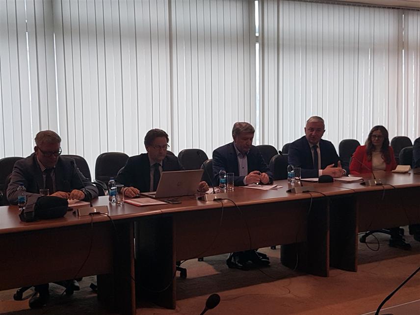 САРАЈЕВО, 18. ФЕБРУАРА /СРНА / - Комисија за борбу против корупције Представничког дома Парламентарне скупштине БиХ данас је јавно саслушала представнике Канцеларије за ревизију институција БиХ у вези са изградњом објекта за Регионални центар Бањалука и за Главну канцеларију Управе за индиректно опорезивање /УИО/ БиХ у Бањалуци.	