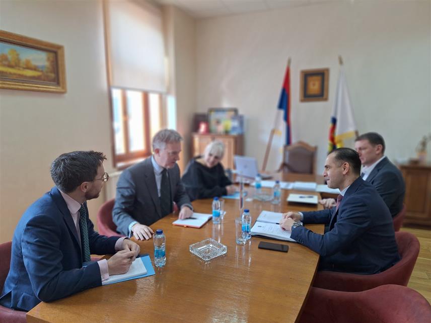 ШАМАЦ, 18. ФЕБРУАРА /СРНА/ - Начелник општине Шамац Ђорђе Милићевић разговарао је данас са британским амбасадором Џулијаном Рајлијем током његове посјете општини Шамац.	