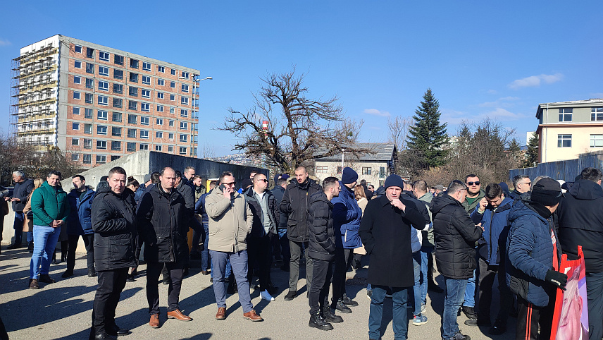 САРАЈЕВО, 19. ФЕБРУАРА /СРНА/ - Стотине грађана и званичника из Републике Српске пристижу пред Суд БиХ како би пружили подршку предсједнику Републике Српске Милораду Додику и вршиоцу дужности директора "Службеног гласника" Милошу Лукићу јер се данас у процесу против њих изводе завршне ријечи.