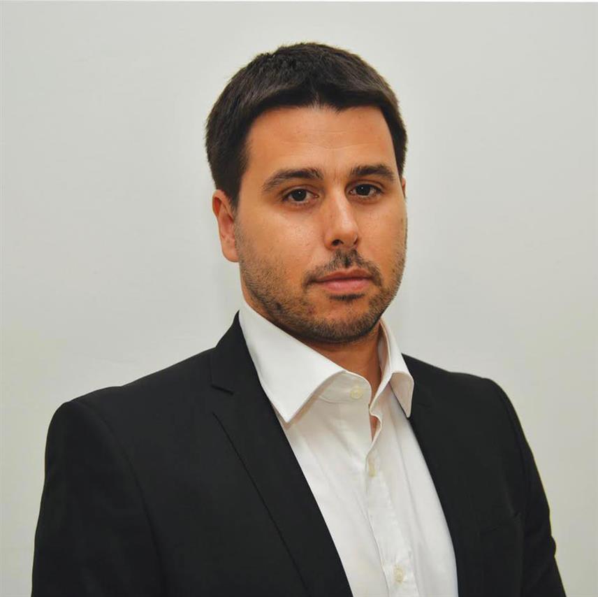 ШЕКОВИЋИ, 19. ФЕБРУАРА /СРНА/ - Начелник општине Шековићи Миладин Лазић изјавио је Срни да је процес пред Судом БиХ против институције предсједника Републике Српске и "Службеног гласника" фарса, те да је за Србе најважније да буду јединствени и да забораве на политичке подјеле.