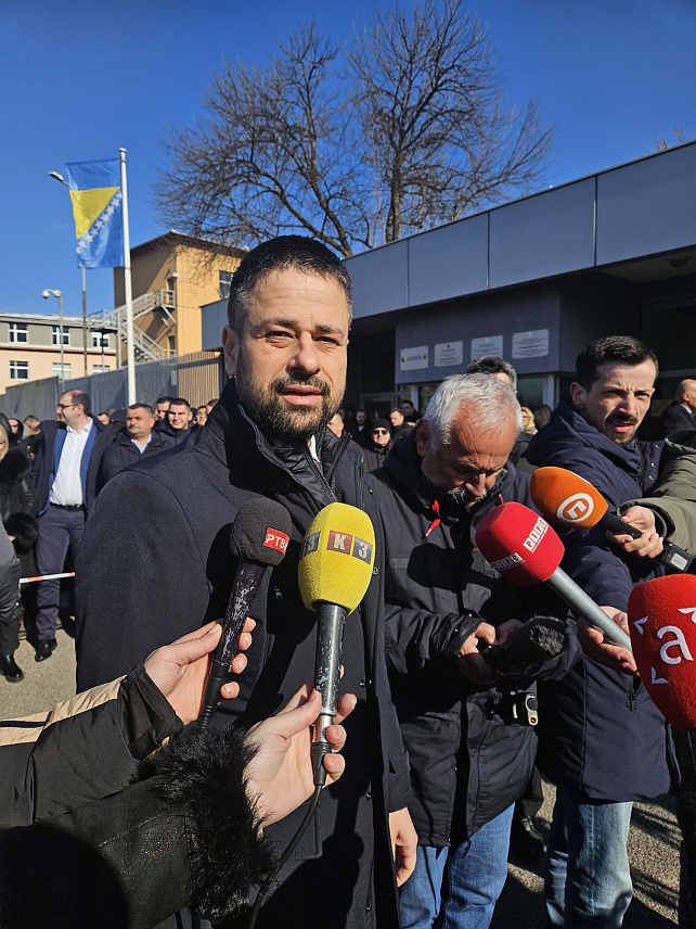 САРАЈЕВО, 19. ФЕБРУАРА /СРНА/ - Министар финансија и трезора у Савјету министара Срђан Амиџић апеловао је поводом суђења у Суду БиХ предсједнику Републике Српске Милораду Додику да српски народ не буде доведен у позицију у којој нема алтернативу и поручио да се Срби неће предати и допустити да их неко једноставно угаси.