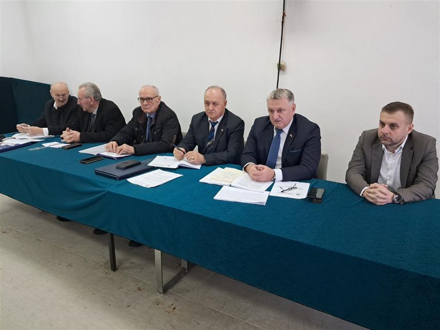 КОТОР ВАРОШ, 19. ФЕБРУАРА /СРНА/ - Директор Фонда пензијско-инвалидског осигурања /ПИО/ Републике Српске Младен Милић на састанку Регионалног одбора Удружења пензионера Бањалука, који је одржан у Котор Варошу у присуству 12 предсједника општинских и градских удружења.	
