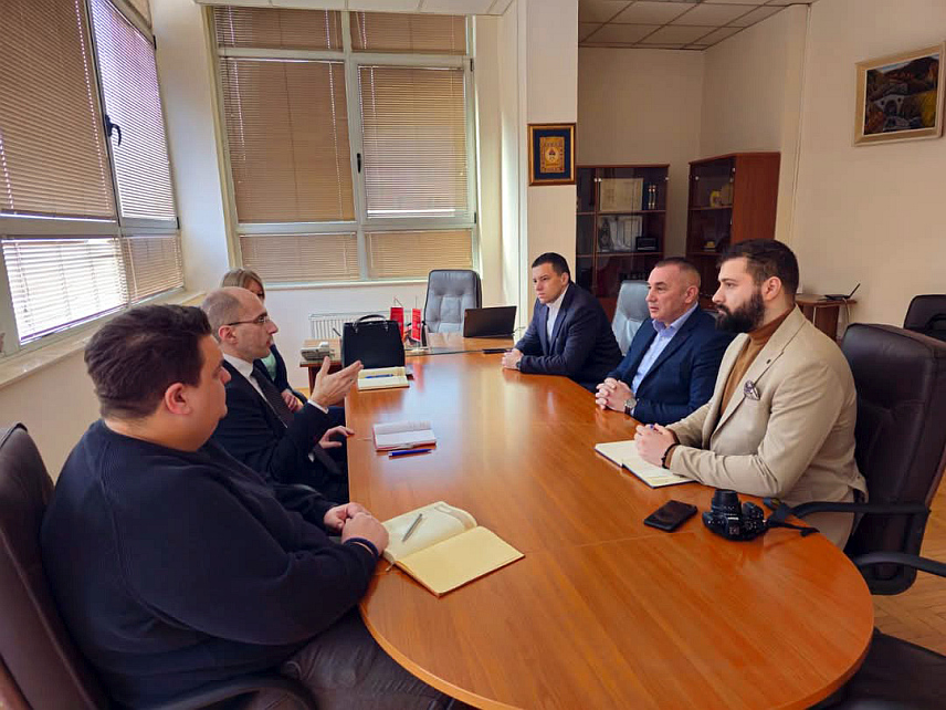 ПАЛЕ, 19. ФЕБРУАРА /СРНА/ - Општинска управа Пале у наредном периоду интензивније ће сарађивати са факултетима на подручју Пала, те финансирати израду промотивног видеа како би се студентима представиле предности студирања у овој локалној заједници, закључено је данас на састанку начелника Пала Дејана Којића са деканима ових високошколских установа.