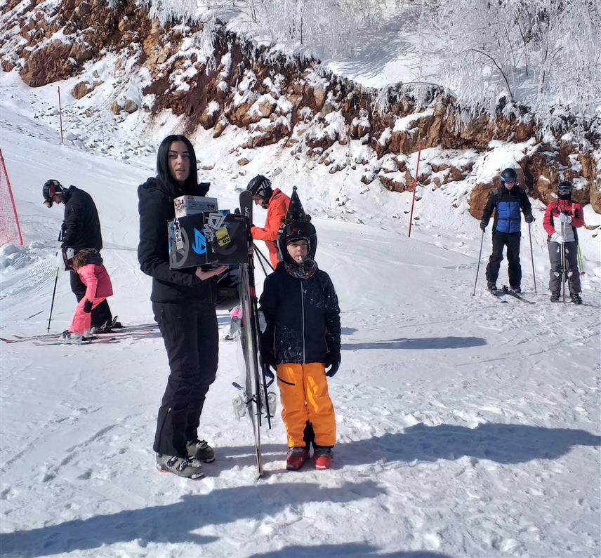 ВЛАСЕНИЦА, 19. ФЕБРУАРА /СРНА/ - Осмогодишњи Павле Станимировић из Власенице награђен је данас скијашком опремом као стохиљадити скијаш на шестосједу "Јавор" у Ски–центру "Игришта".