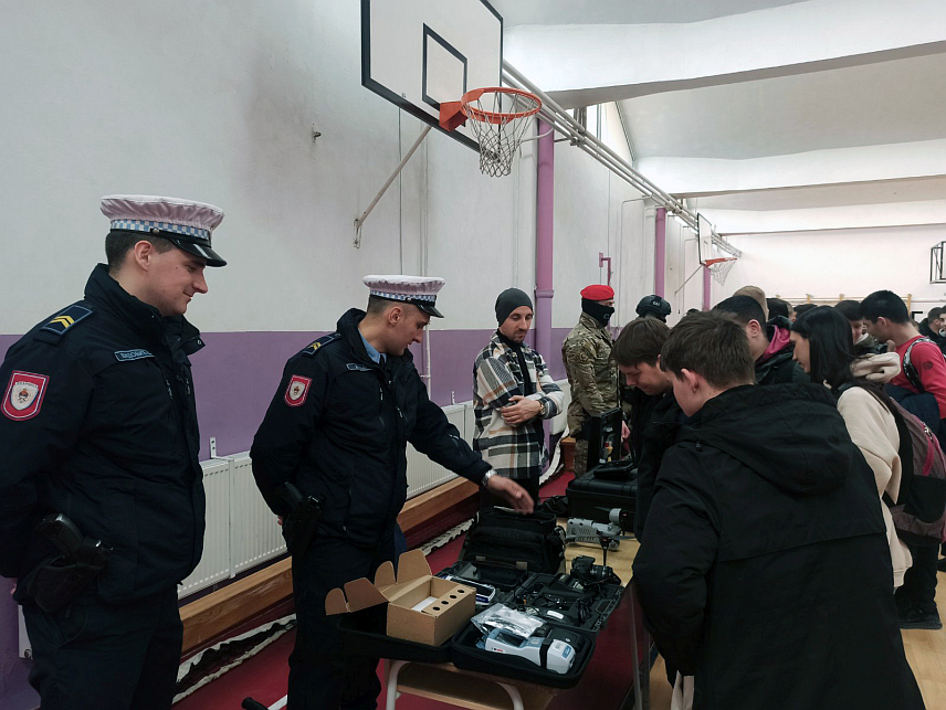 ЗВОРНИК, 19. ФЕБРУАРА /СРНА/ - Представници Управе за полицијску обуку и Полицијске управе Зворник упознали су данас ученике зворничког Техничког школског центра /ТШЦ/ о могућностима уписа у Средњу школу унутрашњих послова Републике Српске, као и другим детаљима који се односе на начин школовања.