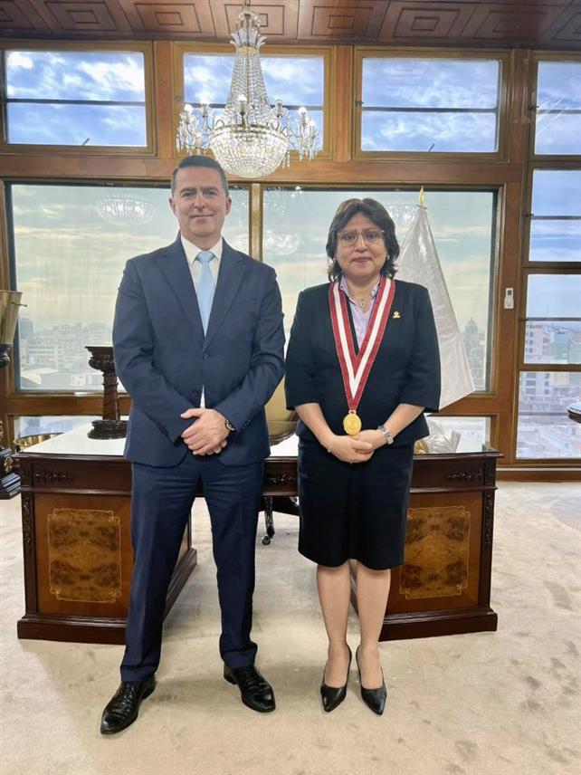 САРАЈЕВО, 19. ФЕБРУАРА /СРНА/ - Главни тужилац Тужилаштва БиХ Миланко Кајганић разговарао је са државним тужиоцем Перуа Делија Милагрос Еспиноза Валензуела о успостављању директних контаката између тужилаштава ради ефикасније борбе против организованог криминала, који је у највећој мјери повезан са кријумчарењем кокаина из Јужне Америке у Европу, као и на простор држава региона Балкана.	
