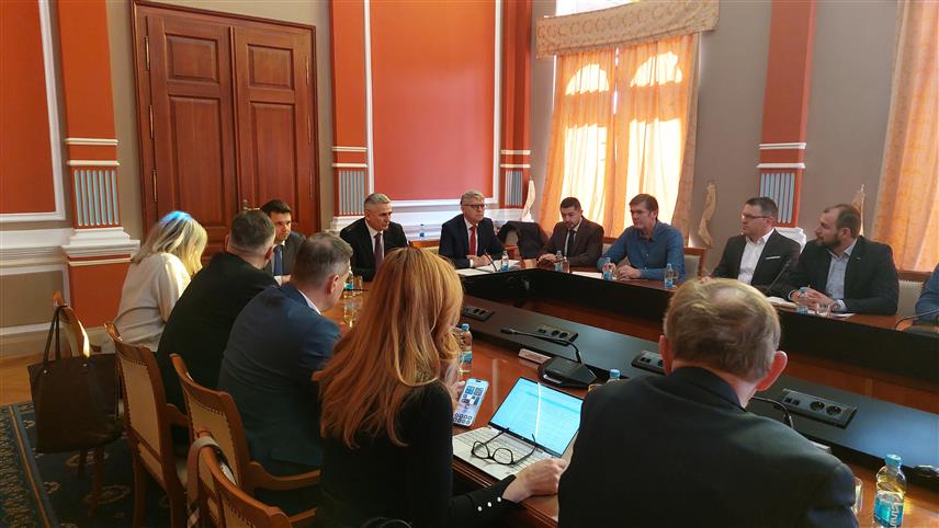 БРЧКО, 19. ФЕБРУАРА /СРНА/ - Састанак одржан данас у Брчком између представника Брчко дистрикта и Хрватске о санацији моста Брчко - Гуња. Састанку у градској вијећници присуствовали су представници Министарства комуникација и транспорта у Савјету министара.	