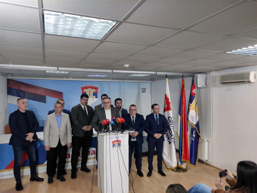 БАЊАЛУКА, 19. ФЕБРУАРА /СРНА/ - Градоначелник и начелници из СДС-а неће се одазвати вечерашњем састанаку у Влади Републике Српске, саопштено је вечерас на конференцији за новинаре у Бањалуци.	