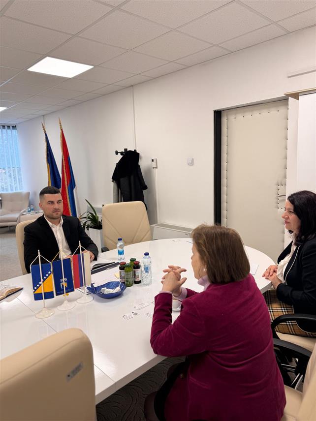 САРАЈЕВО, 19. ФЕБРУАРА /СРНА/ - Амбасадор Белгије у БиХ Кристин Детај у разговору са директором Агенције за унапређење страних инвестиција БиХ /Фипа/ Марком Кубатлијом.