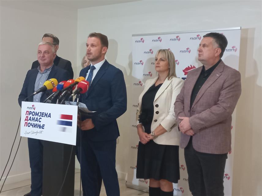 БАЊАЛУКА, 1. ФЕБРУАРА /СРНА/ - Предсједник ПДП-а Драшко Станивуковић на конференцији за новинаре у Бањалуци у паузи проширене сједнице Предсједништва те странке.