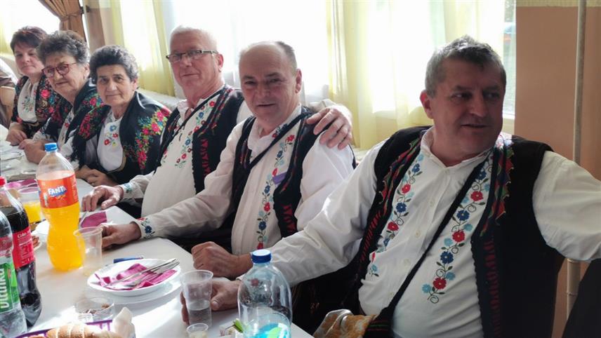 ДОБОЈ, 1. ФЕБРУАРА /СРНА/ - Чланови Завичајног клуба "Извор" из Добоја, који окупља Србе некадашње становнике сарајевско-зеничке регије, прославили су у Добоју крсну славу Светог Саву, уз традиционалну светосавску забаву којом од заборава чувају културу и обичаје завичаја.