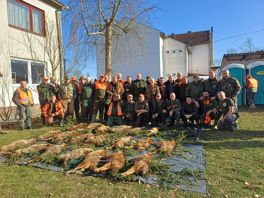 БРОД, 1. ФЕБРУАРА/СРНА/ - У Броду је одржана седма бродска "Шакалијада" на којој је учествовало око 1.000 ловаца и љубитеља лова, а одстријељена су 33 шакала.