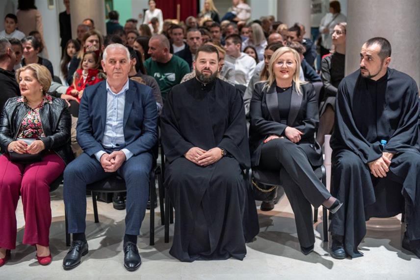 МОСТАР, 1. ФЕБРУАРА /СРНА/ - У препуном Владичанском двору у Мостару вечерас је одржана традиционална Светосавска академија, посвећена првом српском архиепископу, светитељу и просветитељу, утемељивачу српске цркве, школе и државе - Светом Сави.