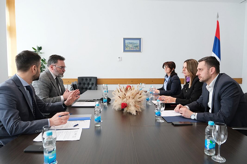 САРАЈЕВО, 20. ФЕБРУАРА /СРНА/ - Српски министри и замјеници у Савјету министара слиједиће закључке институција Републике Српске када је ријеч о поступању на заједничком нивоу, изјавио је замјеник предсједавајуће Савјета министара Сташа Кошарац на данашњем састанку уочи сједнице Савјета министара.