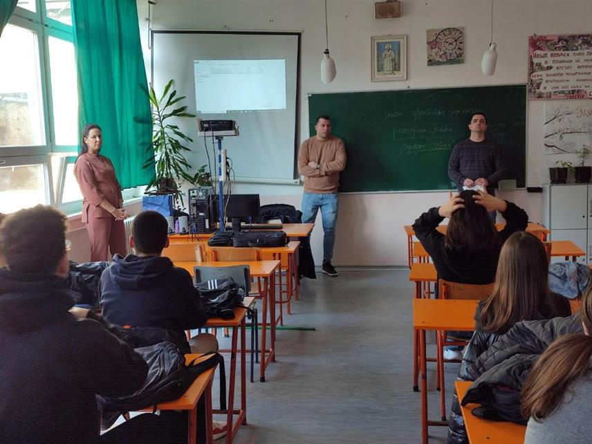 ЗВОРНИК, 20. ФЕБРУАРА /СРНА/ - Ученицима Средњошколског центра /СШЦ/ "Петар Кочић" и Основне школе "Десанка Максимовић" у Зворнику одржано је предавање о дигиталном насиљу ради подизање свијести о важности безбједног коришћења интернета и заштите од дигиталних ризика.